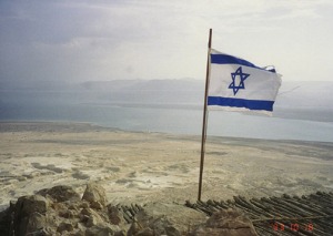 Bendera Israel di tanah Gaza
